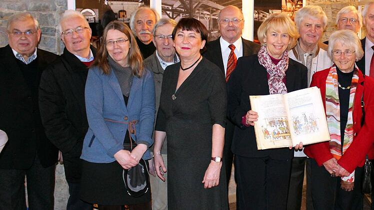 Diese engagierten Museumshelfer in der Barockscheune bringen ihre Lieblingsexponate den Besuchern von Volkachs Schatzkammer in einer Sonderausstellung näher.