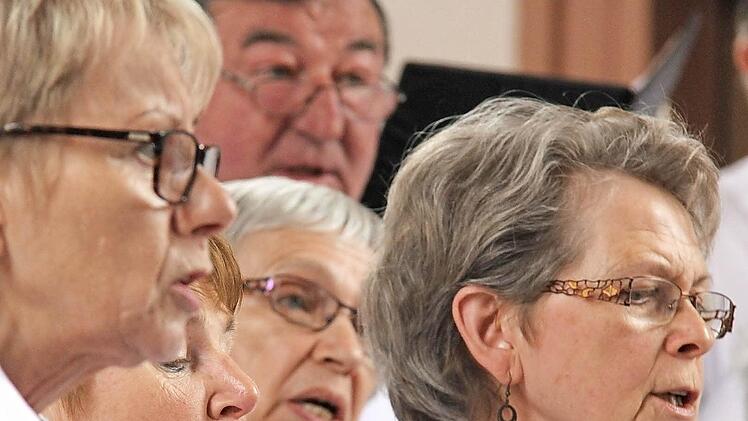 Der Chor Sängerlust Windheim beim Jubiläumskonzert in der Dorfkirche St. Ägidius.  Fotos: Gerd Schaar