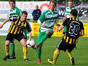 Mit Pascal Stahl (Mitte), der sich hier gegen zwei Hofer durchsetzt, kommt nach der Pause mehr Schwung in die Großbardorfer Angriffsaktionen. Foto: as