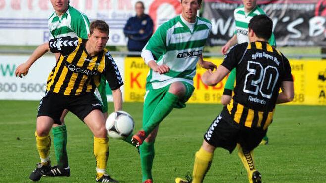 Mit Pascal Stahl (Mitte), der sich hier gegen zwei Hofer durchsetzt, kommt nach der Pause mehr Schwung in die Großbardorfer Angriffsaktionen. Foto: as