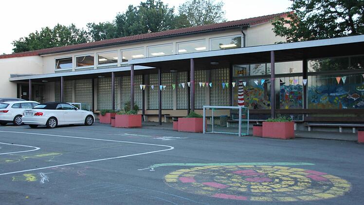 Die alte Turnhalle wird abgerissen.
