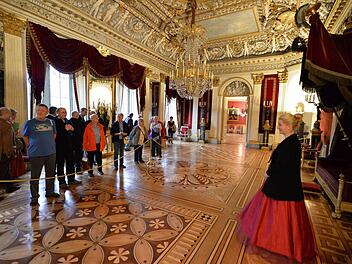 Bis in die Abendstunden gab es Führungen durch die Ehrenburg, hier mit Franziska Bartl (rechts) im historischen Gewand. Foto: Ronald Rinklef