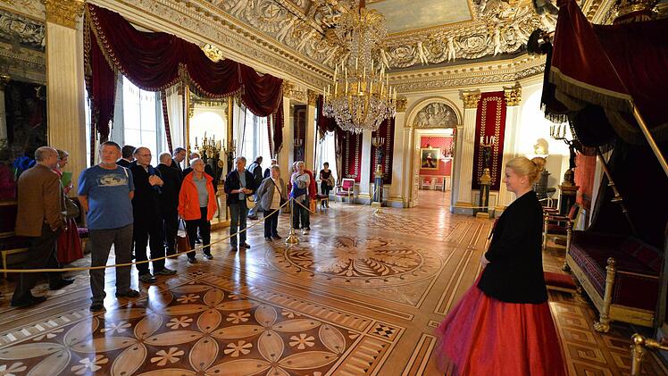 Bis in die Abendstunden gab es Führungen durch die Ehrenburg, hier mit Franziska Bartl (rechts) im historischen Gewand. Foto: Ronald Rinklef