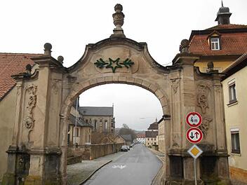 Ein schwieriges Nadelöhr für Lastwagenfahrer: das Bamberger Tor in Ebrach  Foto: Walter Hanslok