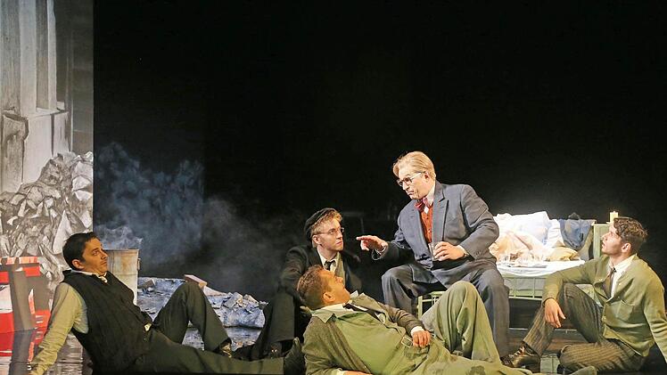 Szene aus der Neuinszenierung von "La Bohème" am Landestheater CoburgFoto: Henning Rosenbusch