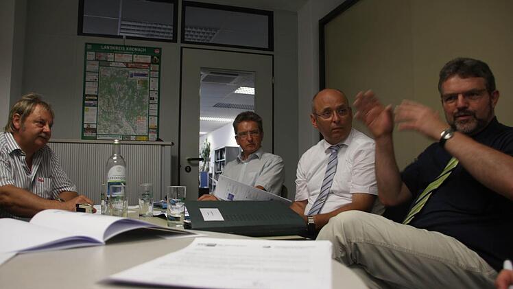 Zum Gespräch über die Zukunft Oberfrankens zu Gast in der Redaktion (von links nach rechts): Heinrich Schneider (Kreishandwerksmeister), Hans Rebhan (IHK-Vizepräsident), Heribert Trunk (IHK-Präsident), Thomas Zimmer (HWK-Präsident).  Foto: Anja Greiner