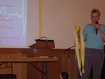 Christine Fuchs stellte Übungen mit einem Theraband vor.  Foto: Heike Schülein