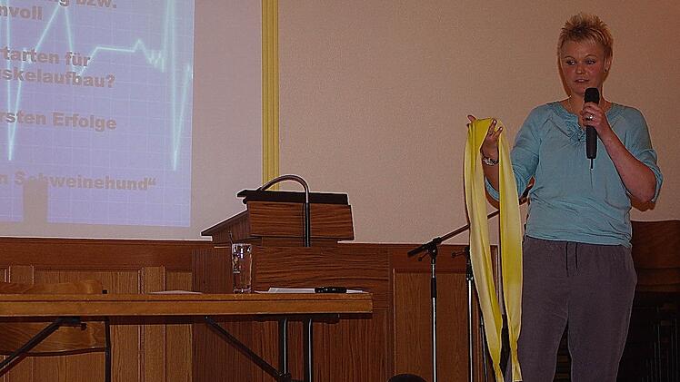 Christine Fuchs stellte Übungen mit einem Theraband vor.  Foto: Heike Schülein