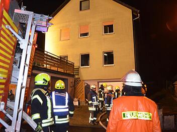 Nach einer halben Stunde hatten die alarmierten Feuerwehren den Brand in einem Wittershäuser Wohnhaus unter Kontrolle. Foto: Peter Rauch