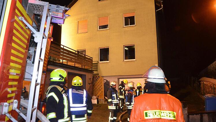 Nach einer halben Stunde hatten die alarmierten Feuerwehren den Brand in einem Wittershäuser Wohnhaus unter Kontrolle. Foto: Peter Rauch