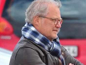 Walter Luft, Vorstand des FC Coburg, möchte sein Amt gerne abgeben. Vier Apotheken und drei Kindern forden Tribut.Hagen Lehmann