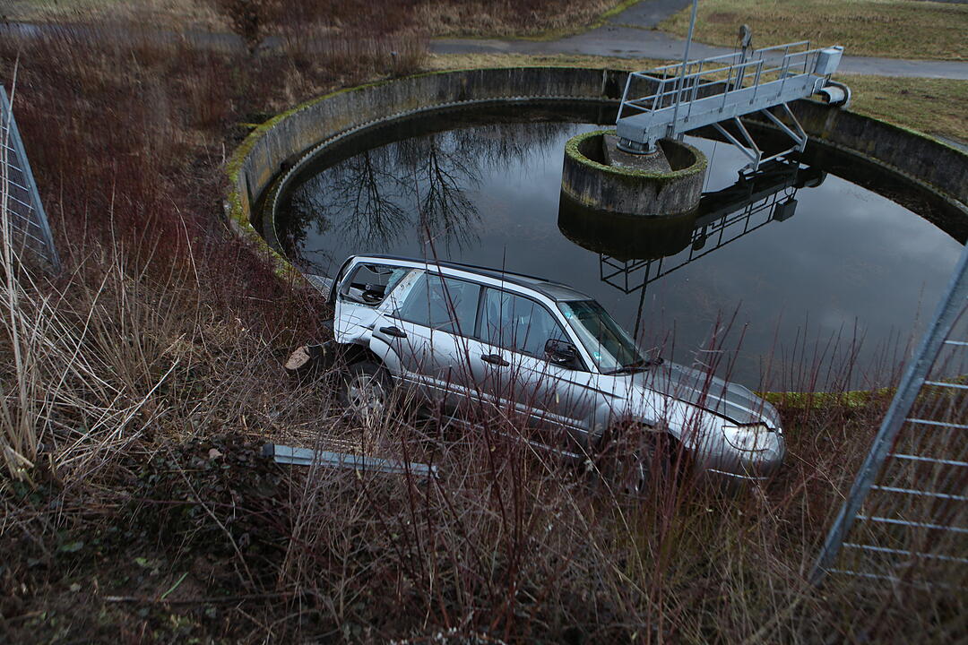 Auto stürzt nach Auffahrunfall bei Ansbach beinahe in Klärbecken