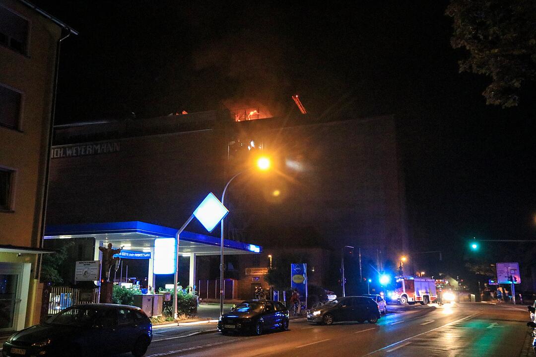 Malzfabrik Weyermann in Bamberg in Flammen: Einsatzkräfte kämpfen vor Ort gegen den Brand