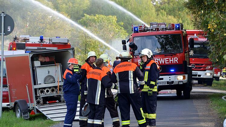 Zur Großübung auf einem Nüdlinger Aussiedlerhof wurden insgesamt sechs Wehren nach Nüdlingen gerufen.  Foto: Peter Rauch