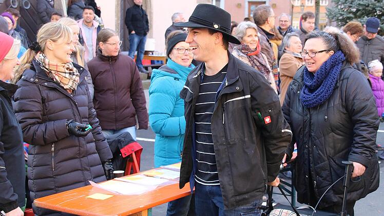 Rita Schmitt (rechts) absolvierte die Laufstrecke mit ihrem Rollator und  mithilfe ihres Sohnes zweimal und bekam von den Zuschauern viel Applaus.  Foto: Dieter Britz