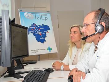 Vor zwei Jahren besuchte Bayerns Gesundheitsministerin Melanie Huml (im Bild mit Professor Hajo Hamer) das Zentrum f&uuml;r Telemedizin schon einmal. K&uuml;rzlich &uuml;bergab sie in Bad Br&uuml;ckenau einen F&ouml;rderbescheid &uuml;ber 546&nbsp;000 Euro zugunsten der Bad Kissinger Einrichtung. Foto:  Rabenstein