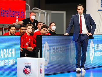 Die Derbyniederlage gegen Bayreuth müssen die Basketballer von Brose Bamberg um Coach Johan Roijakkers (rechts) schnell abhaken, denn in dieser Woche warten gleich drei Spiele auf die Oberfranken. Foto: Daniel Löb