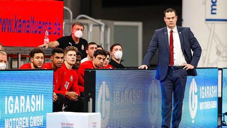 Die Derbyniederlage gegen Bayreuth müssen die Basketballer von Brose Bamberg um Coach Johan Roijakkers (rechts) schnell abhaken, denn in dieser Woche warten gleich drei Spiele auf die Oberfranken. Foto: Daniel Löb