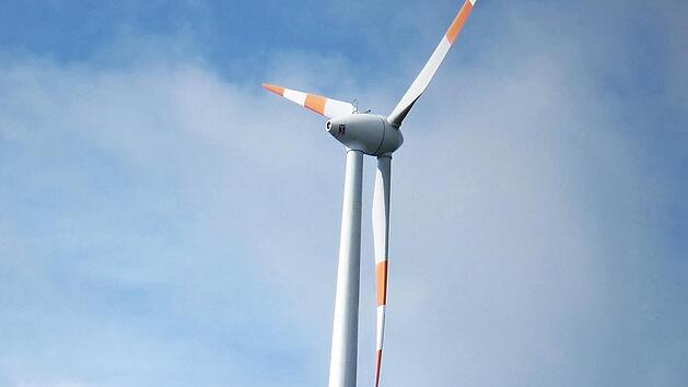 Vor über 20 Jahren wurde diese Windmühle bei Altenreuth errichtet, damit war Harsdorf bei der Nutzung regenerativer Energien ein Vorreiter in Oberfranken. Das gilt auch für die Klimaschutzerklärung, die der Gemeinderat am Dienstagabend einstimmig verabschiedet at. Im Gemeinderat Stefan Holzheu, der die Erklärung mit Bürgermeister Günther Hübner ausgearbeitet hatte.
