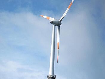 Vor über 20 Jahren wurde diese Windmühle bei Altenreuth errichtet, damit war Harsdorf bei der Nutzung regenerativer Energien ein Vorreiter in Oberfranken. Das gilt auch für die Klimaschutzerklärung, die der Gemeinderat am Dienstagabend einstimmig verabschiedet at. Im Gemeinderat Stefan Holzheu, der die Erklärung mit Bürgermeister Günther Hübner ausgearbeitet hatte.