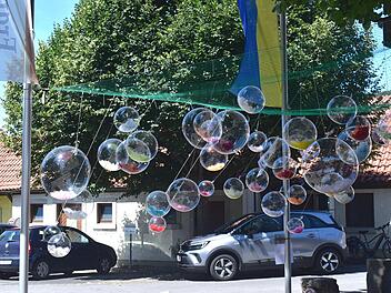 Eine Luftballoninstallation der Urainerin Klimshin am Dorfplatz zeigt die Zerbrechlichkeit unserer heutigen Welt.