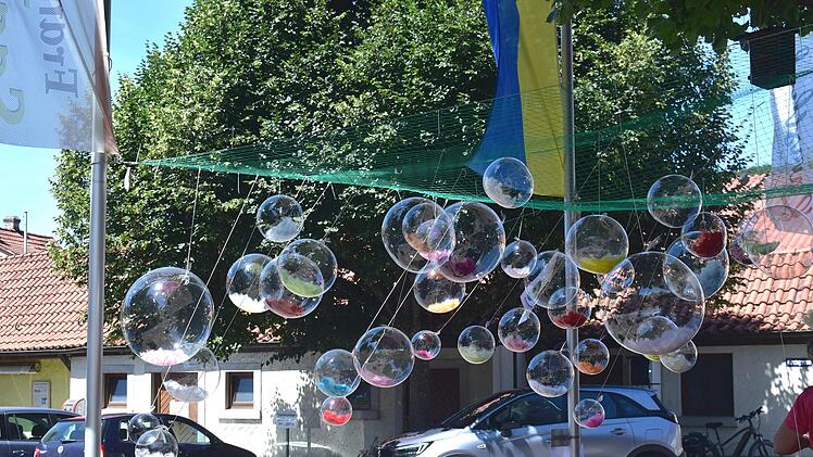 Eine Luftballoninstallation der Urainerin Klimshin am Dorfplatz zeigt die Zerbrechlichkeit unserer heutigen Welt.