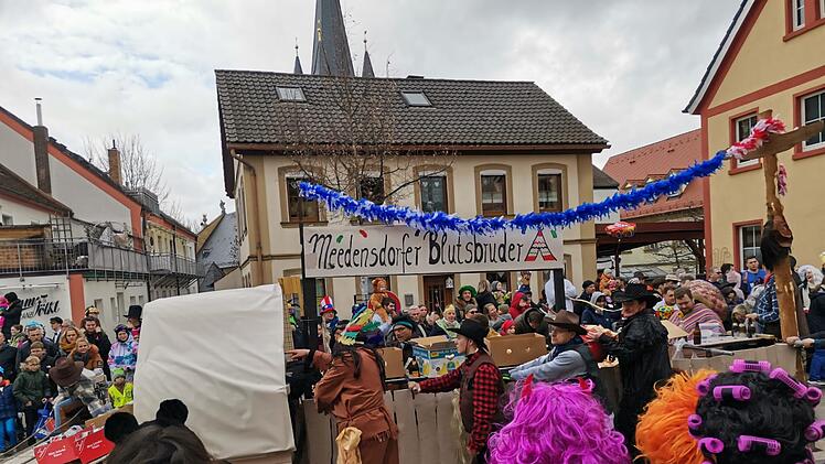 Memmelsdorf Faschingsumzug 2023: Die schönsten Bilder in der Fotostrecke - Narren holen Winnetou zurück