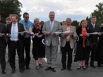 Das Band ist durchtrennt, die Straße eröffnet.   Fotos: Roland Meister