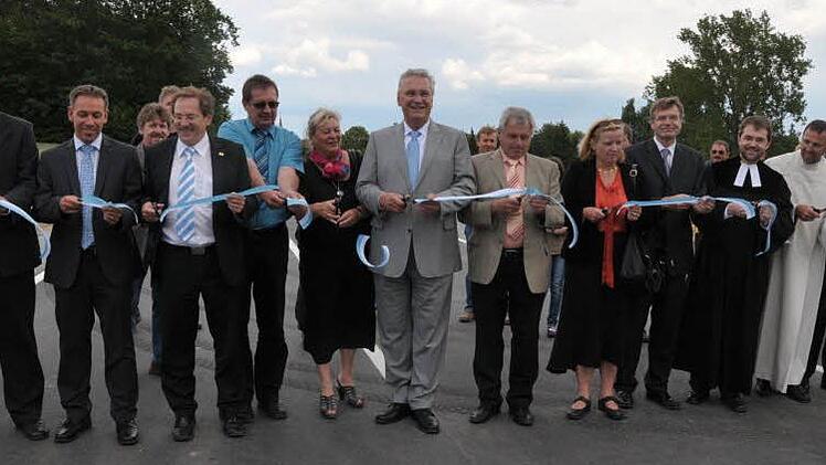 Das Band ist durchtrennt, die Straße eröffnet.   Fotos: Roland Meister