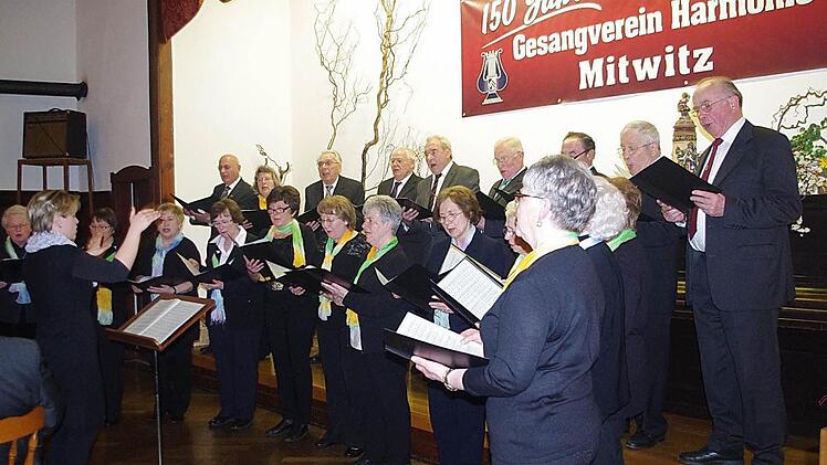 Der Gesangverein "Harmonie" Mitwitz mit seiner Leiterin Andrea Gregor-Nowak umrahmte auch selbst seinen Festkommers.