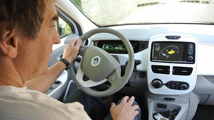 Einfach und übersichtlich sind die Armaturen von Günter Lieberths Neuerwerbung. Der Wagen fährt mit Automatik. Hinter dem Mitteldisplay verbirgt sich auch ein Navigationsgerät. Fotos: Brigitte Krause