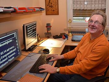 Michael Pütterich arbeitet wegen seiner Erblindung an seinen Computern mit akustischer Sprachautomatik. Foto: Karl-Heinz Hofmann