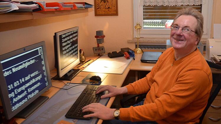 Michael Pütterich arbeitet wegen seiner Erblindung an seinen Computern mit akustischer Sprachautomatik. Foto: Karl-Heinz Hofmann