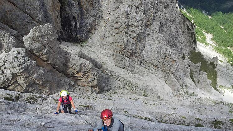 Die Sommersaison hat die Klettergruppe des TV Ebern in der Natur verbracht. Auch den Madonnen-Klettersteig in den Dolomiten haben die Sportsfreunde erfolgreich absolviert. Unser Bild zeigt Ursula und Maike Werner. Foto: privat