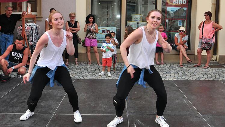 Gerade Deutscher Meister im Hip-Hop geworden, faszinierten die Zwillingsschwestern Saskia und Katharine Derleth ihr Publikum in Haßfurt.
