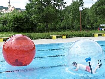 Das Water-Walken in riesigen Bällen gehört zu den Attraktionen im Freibad Stadtsteinach. Foto: Archiv//Rei.