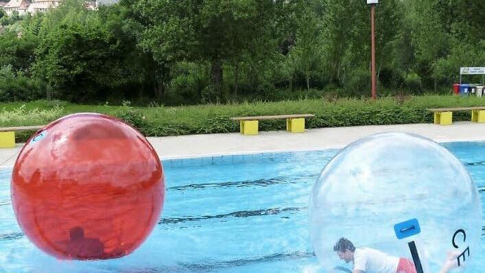 Das Water-Walken in riesigen Bällen gehört zu den Attraktionen im Freibad Stadtsteinach. Foto: Archiv//Rei.