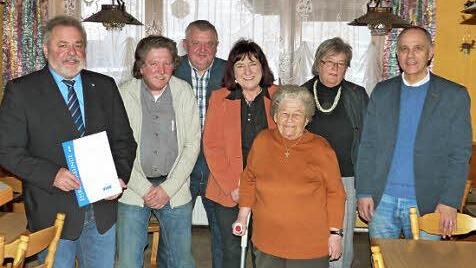 Die Ehrung verdienter Mitglieder prägte die Jahreshauptversammlung des VdK-Ortsverbands. Unser Bild zeigt (von links) stellvertretenden Ortsvorsitzenden Norbert Volk, Siegfried Schelter, Michael Günther, Monika Kraus, Ingrid Korzendorfer, Ortsvorsitzende Brigitte Kellner und Bürgermeister Franz Uome.  Foto: Klaus-Peter Wuld