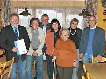 Die Ehrung verdienter Mitglieder prägte die Jahreshauptversammlung des VdK-Ortsverbands. Unser Bild zeigt (von links) stellvertretenden Ortsvorsitzenden Norbert Volk, Siegfried Schelter, Michael Günther, Monika Kraus, Ingrid Korzendorfer, Ortsvorsitzende Brigitte Kellner und Bürgermeister Franz Uome.  Foto: Klaus-Peter Wuld