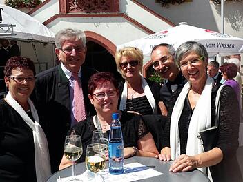 Ein Höhepunkt des Jahres 2015 war für den Riedenberger Frohsinn-Chor die Teilnahme am Deutschen Sängerfest. Aus der zahlreich anwesenden Politprominenz gesellte sich der ehemalige Staatsminister, Thomas Goppel, (2.v.li) zu einigen Sängern. Foto: E. Schneider
