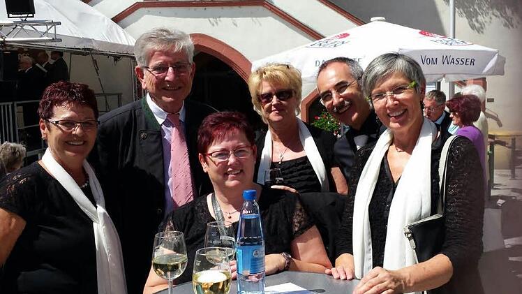 Ein Höhepunkt des Jahres 2015 war für den Riedenberger Frohsinn-Chor die Teilnahme am Deutschen Sängerfest. Aus der zahlreich anwesenden Politprominenz gesellte sich der ehemalige Staatsminister, Thomas Goppel, (2.v.li) zu einigen Sängern. Foto: E. Schneider