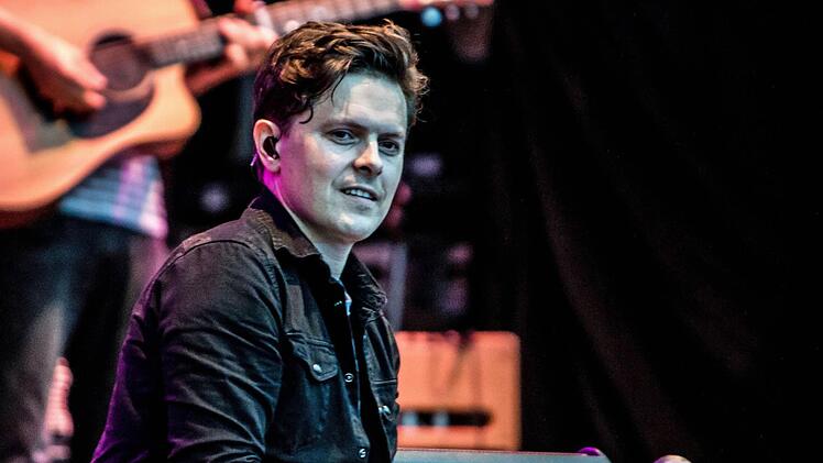 Michael Patrick Kelly zog seine Zuhörer beim Gastspiel im Rahmen des "Tambacher Sommers". Foto: Jochen Berger