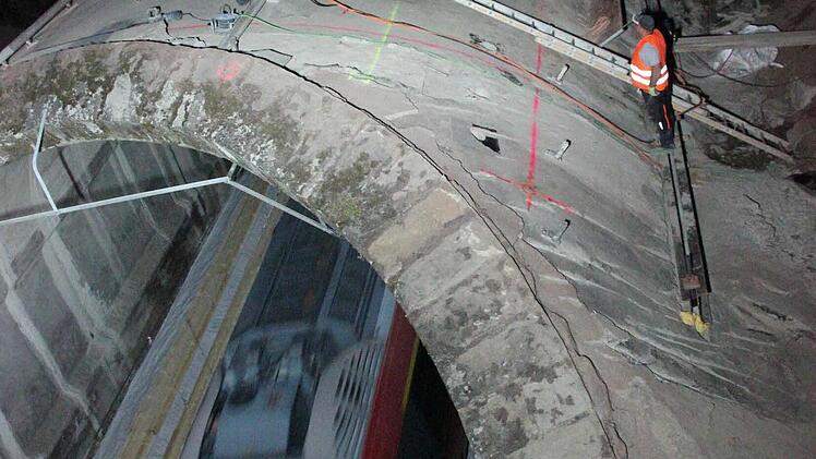 Der letzte Zug passiert kurz vor Mitternacht die Brücke. Es ist eine Leerfahrt nach Lichtenfels.  Foto: Friedwald Schedel