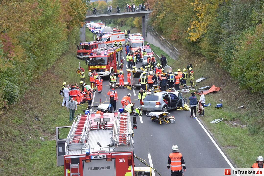 Unfall bei Margetshöchheim: Vier Erwachsene und vier Kinder verletzt