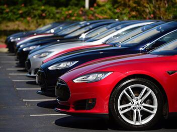 Tesla Model S-Autos stehen am 30.04.2015 auf einem Parkplatz der Zentrale von Tesla Motors in Palo Alto, Kalifornien, USA. Foto: John G. Mabanglo/EPA/dpa