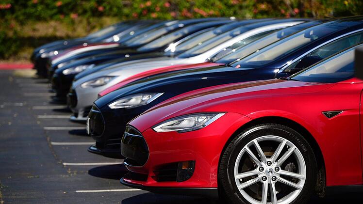 Tesla Model S-Autos stehen am 30.04.2015 auf einem Parkplatz der Zentrale von Tesla Motors in Palo Alto, Kalifornien, USA. Foto: John G. Mabanglo/EPA/dpa