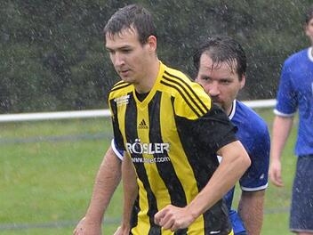 Der Lichtenfelser Florian Raab schirmt den Ball vor seinem Gegenspieler ab. Foto: Gunther Czepera