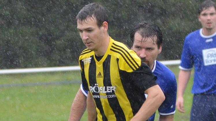 Der Lichtenfelser Florian Raab schirmt den Ball vor seinem Gegenspieler ab. Foto: Gunther Czepera