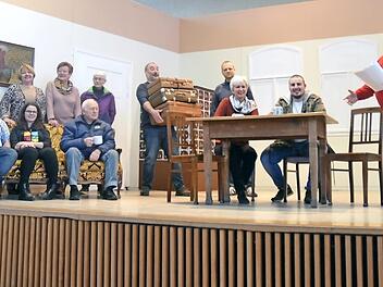 Sie proben eifrig für das Stück "Die Tant'n kumma": (von links auf dem Sofa sitzend) Axel Schrepfer, Alexandra Kempf, Hans Richter, (stehend von links) Roswitha Hummel, Rosi Popp, Gertraud Richter, Alex Böhm, Martin Rademacher, Christine Böhm, Julius Kraus, Hans Schrepfer (Regisseur, Autor und Darsteller). Es fehlt Sarah Ferner. Foto: K.- H. Hofmann
