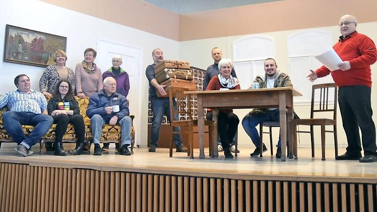 Sie proben eifrig für das Stück "Die Tant'n kumma": (von links auf dem Sofa sitzend) Axel Schrepfer, Alexandra Kempf, Hans Richter, (stehend von links) Roswitha Hummel, Rosi Popp, Gertraud Richter, Alex Böhm, Martin Rademacher, Christine Böhm, Julius Kraus, Hans Schrepfer (Regisseur, Autor und Darsteller). Es fehlt Sarah Ferner. Foto: K.- H. Hofmann